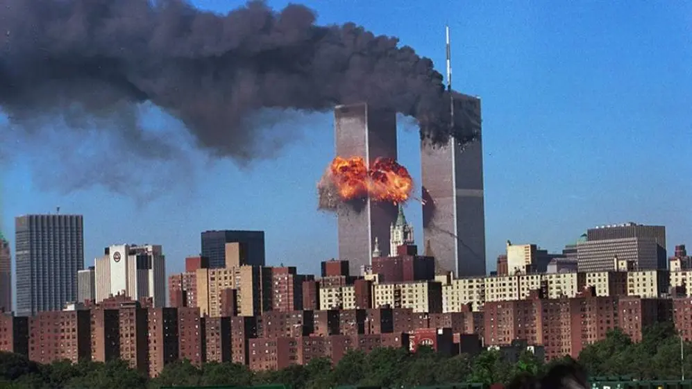 Las Torres resaltan sobre los edificios bajos, más aún porque están en llamas