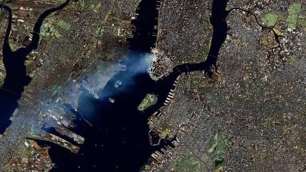 Desde el aire, el humo que emanaba de las Torres en llamas
