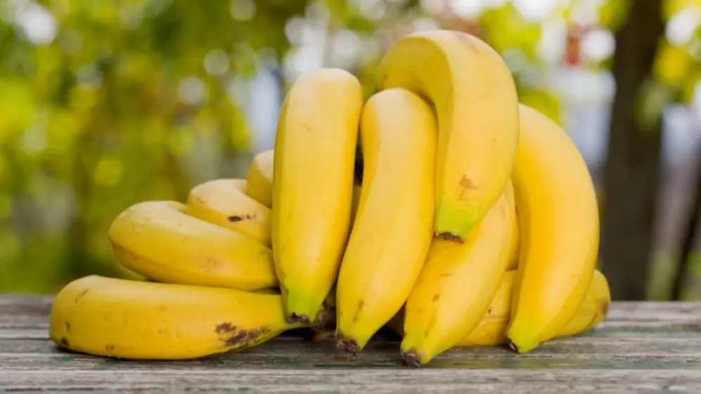 La banana es una de las frutas que puede sumar nutrientes a un desayuno saludable