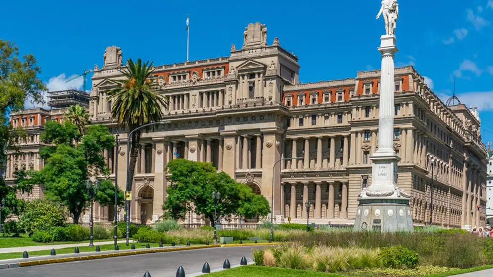 Hasta ahora, la justicia venía amparando los pedidos de Pablo Otero para evitar pagar el llamado Impuesto Mínimo a los cigarrillos que el dueño de Sarandí  considera 