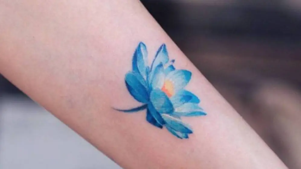 La flor de loto se usa mucho en tatuajes por los significados que tiene