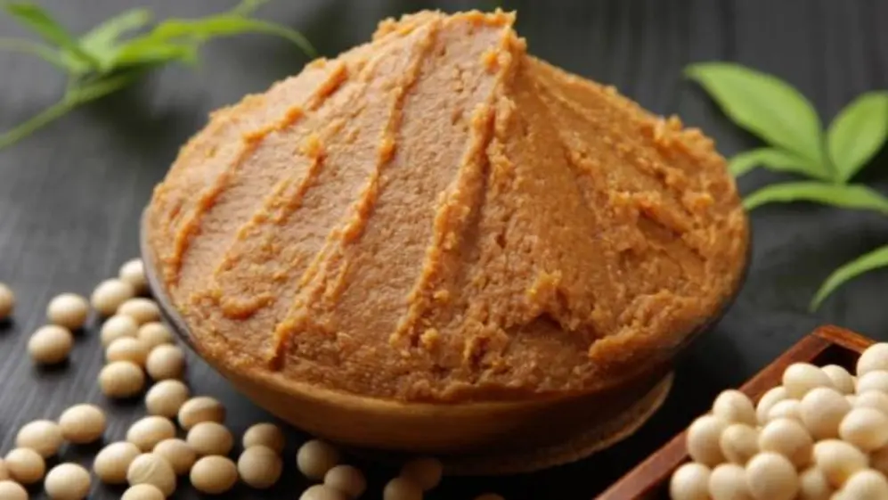 Como muchos alimentos con proteínas de origen vegetal, el miso se puede comprar o preparar en casa