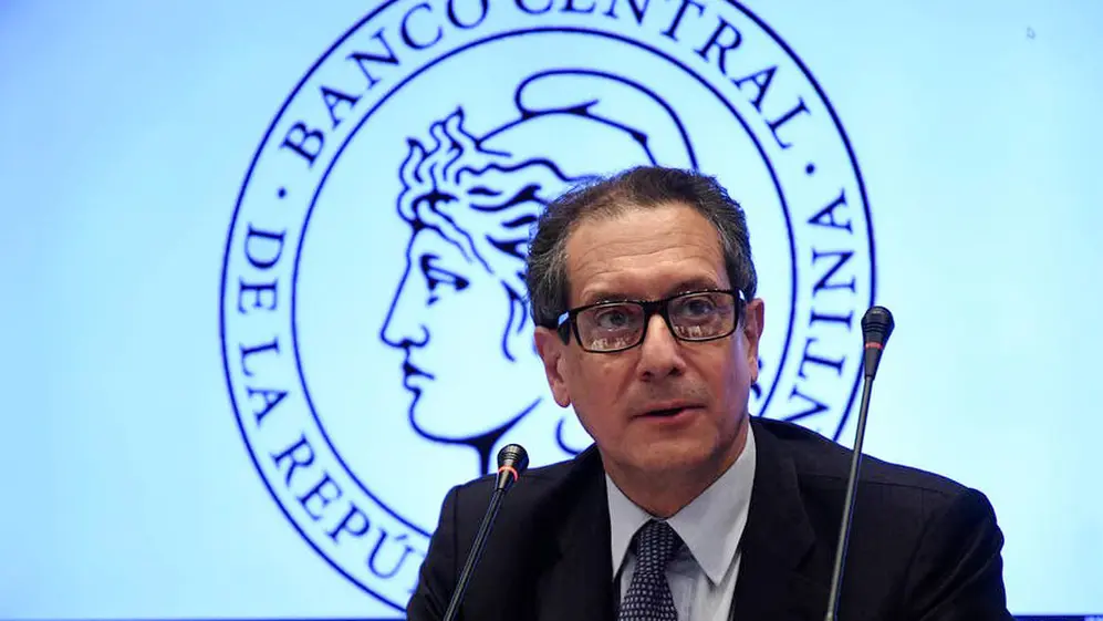 Los dólares financieros bajan presionados por las ventas de bonos que realiza el BCRA y la Anses
