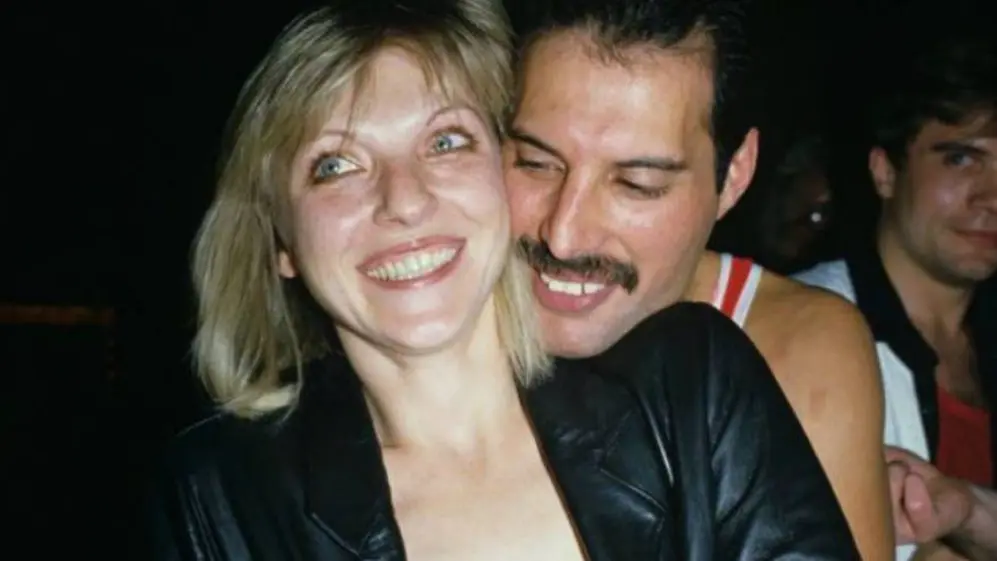 Freddie Mercury junto a Mary Austin