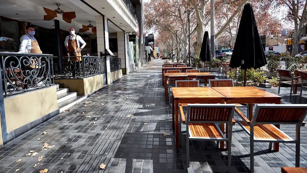 Los bares y restaurantes con espacio al aire libre tienen mejor panorama que aquellos que no