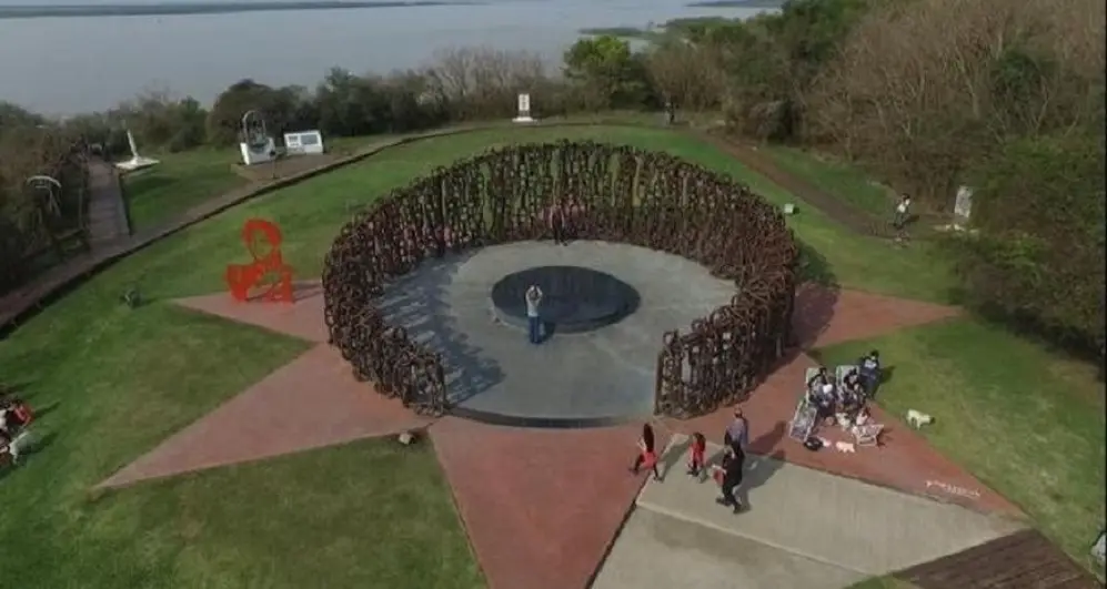 Feriados de noviembre: monumento a las cadenas de la Vuelta de Obligado, a orillas del Paraná
