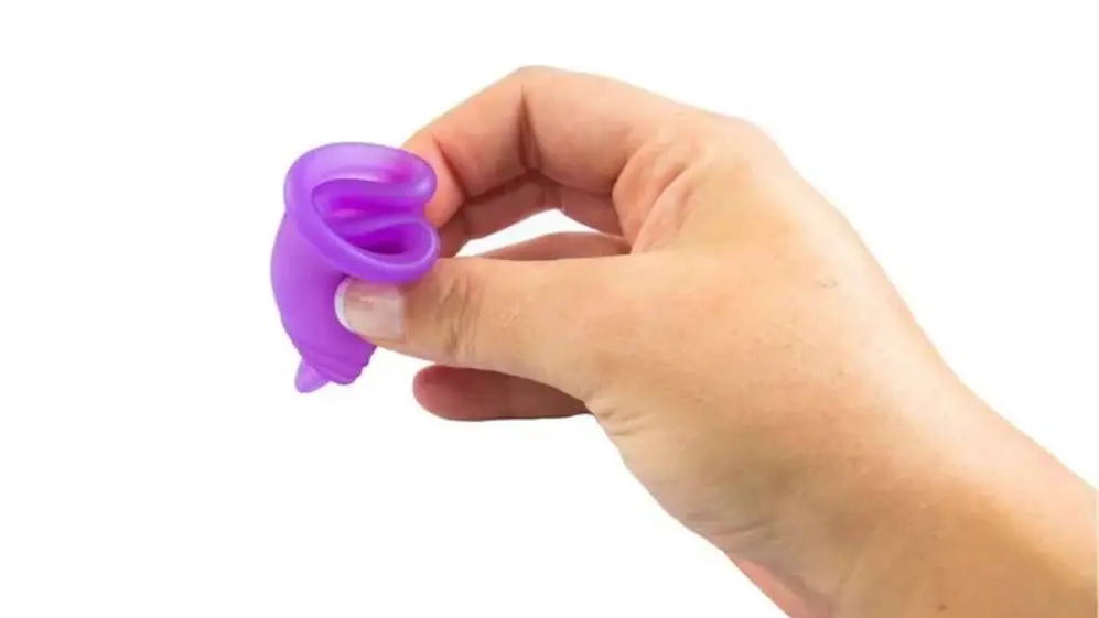 Esta es una de las formas de plegar la copa menstrual para colocarla
