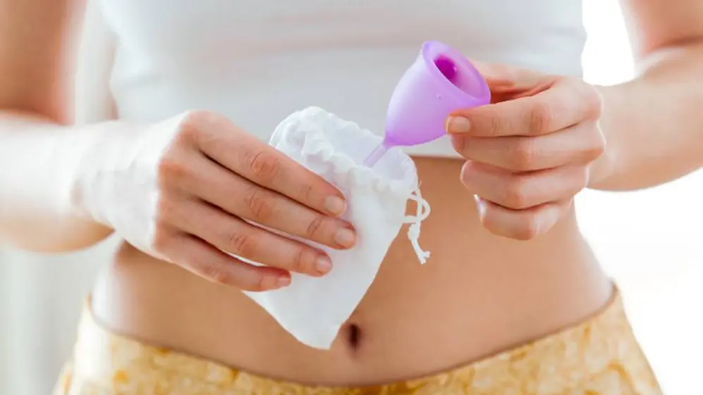 La copa menstrual se debe guardar en la bolsa que trae