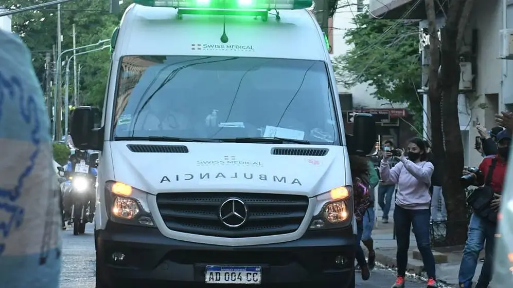 Diego Maradona en la ambulancia que lo trasladó a la clínica de Olivos