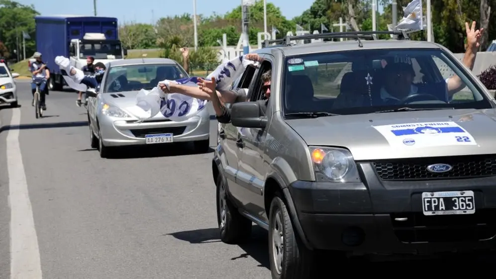 Hinchas de Gimnasia yendo a la puerta de la Clínica Olivos
