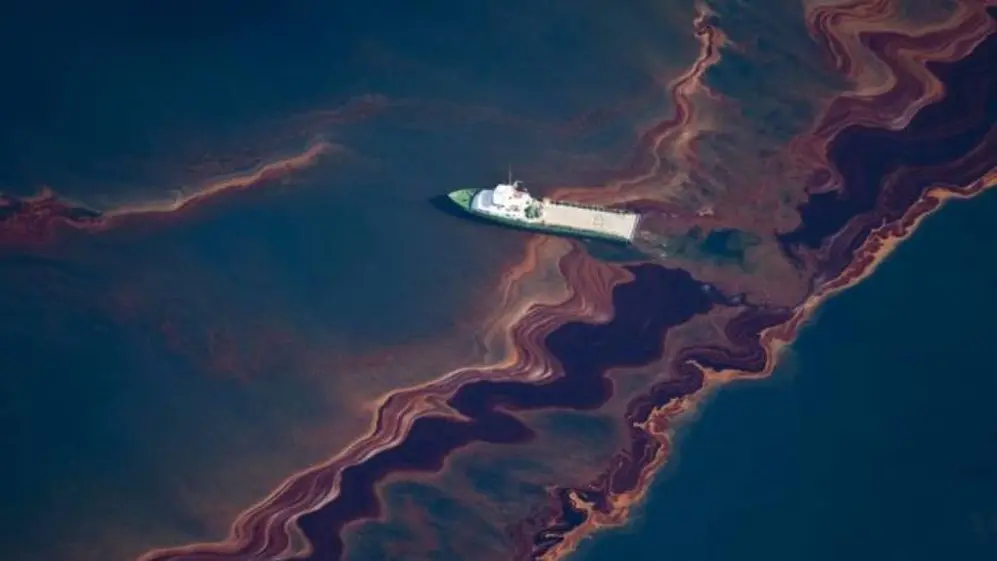 Los derrames de petróleo son una de las causas de contaminación del agua