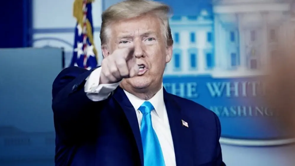 En un intento por frenar su debacle electoral, Trump esparce sospechas que involucran al ex presidente Mauricio Macri.
