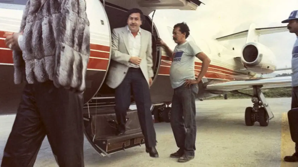 Escobar desciende de uno de sus aviones privados.