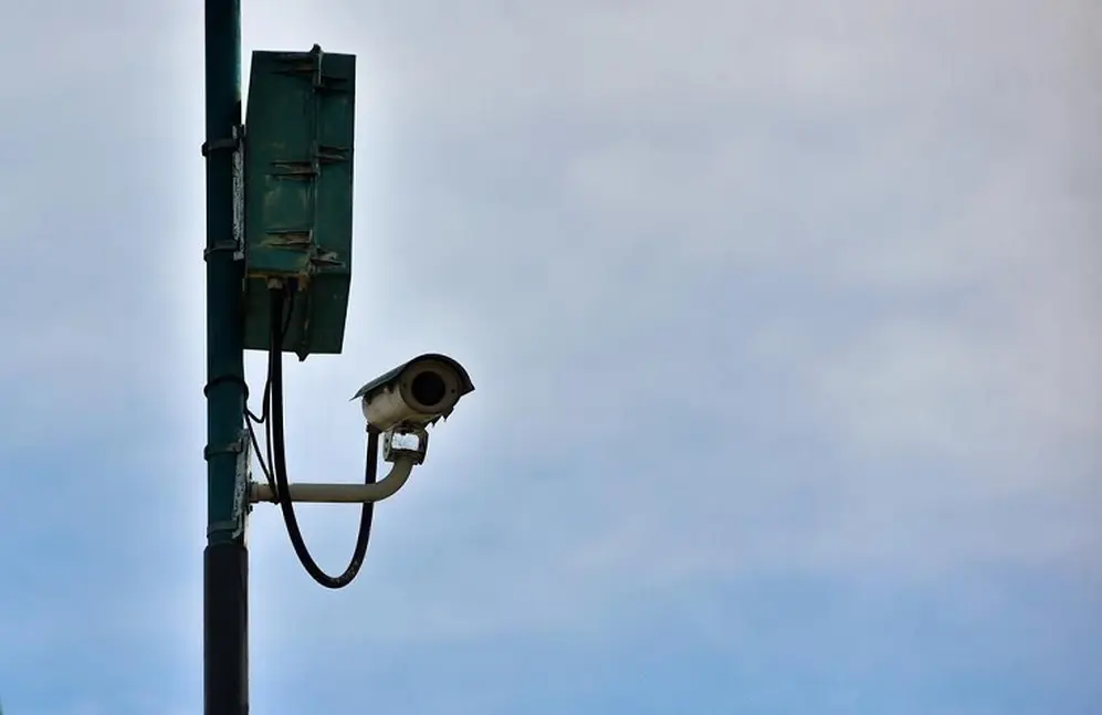 El sistema fiscaliza exceso de velocidad, violación de luz roja, invasión de carriles exclusivos