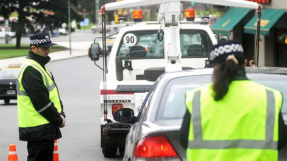 Escándalo por el acarreo de autos en la ciudad.