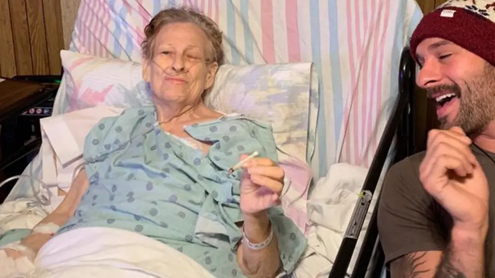 La abuela y el nieto compartieron un cigarrillo de marihuana.