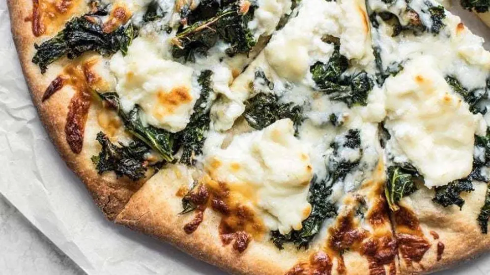 La pizza con kale es una de las recetas que se puede elegir