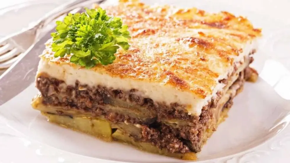Así es la moussaka o lasagna griega