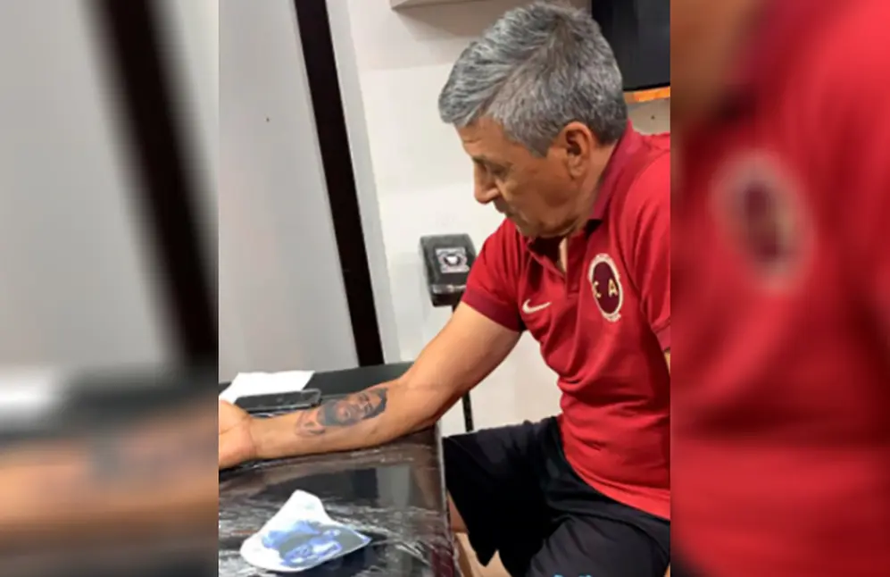 Monzón tatuándose al Diez