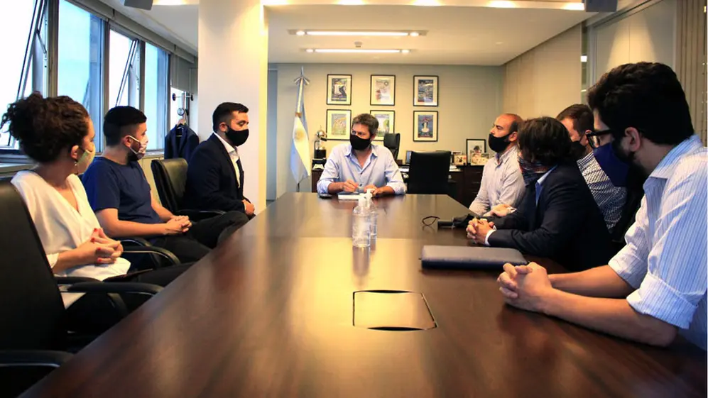 Lammens (en la cabecera de la mesa) escuchó los reclamos de los parques de diversiones.