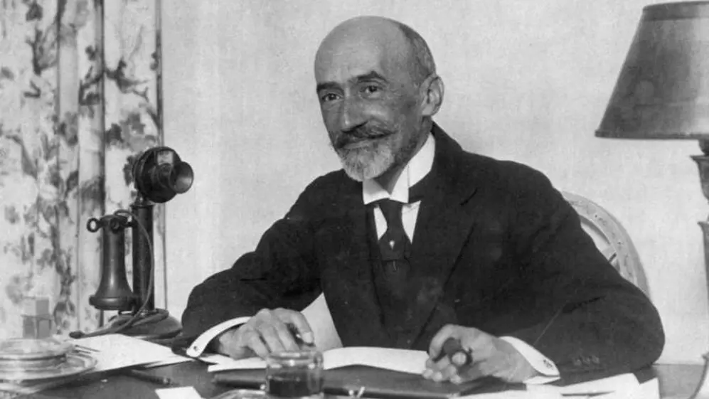 También se le atribuye la frase a Jacinto Benavente, aunque no sería de su autoría