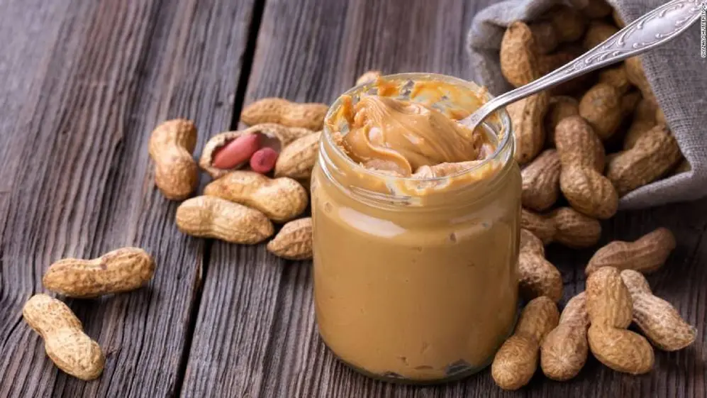 La mantequilla de maní es uno de los ingredientes de este budín de banana