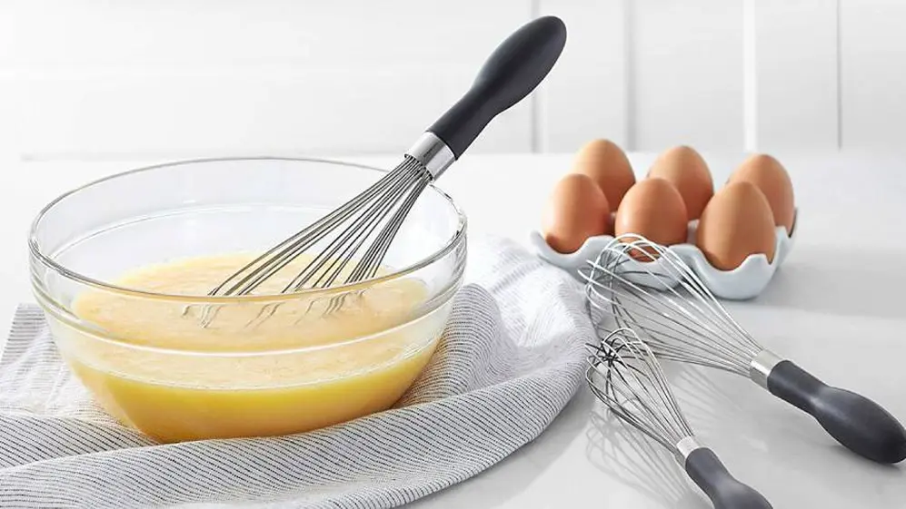 Para incorporar todos los ingredientes del budín de banana se recomienda usar un batidor manual