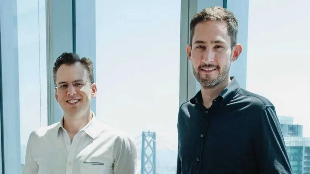 Krieger (a la izquierda) y Systrom cuando vendieron Instagram. Al fondo, el puente de la bahía de San Francisco.