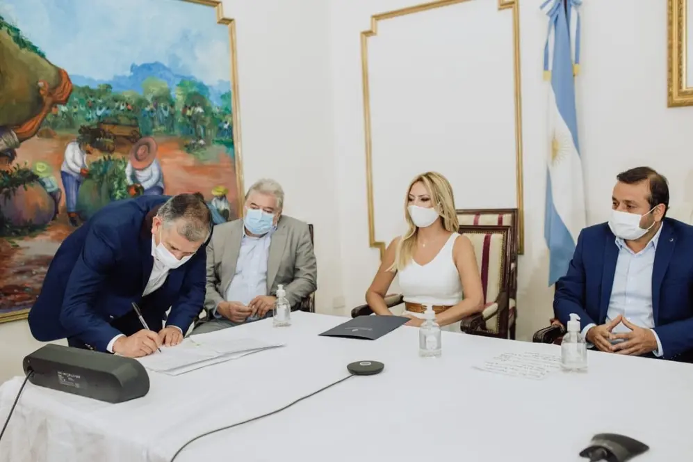Fabiola Yañez gestionó donación para establecimiento educativo en Misiones