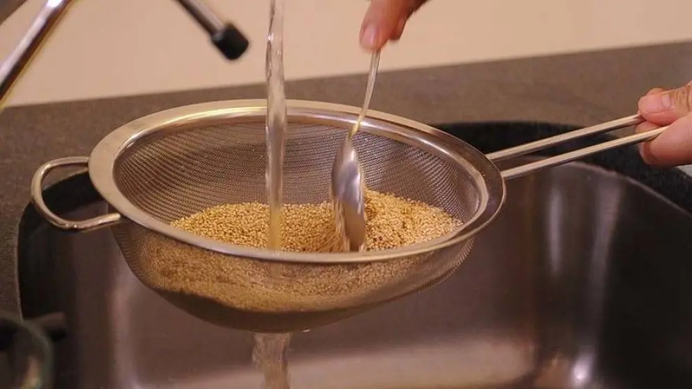 La quinoa se debe lavar antes de cocinarla