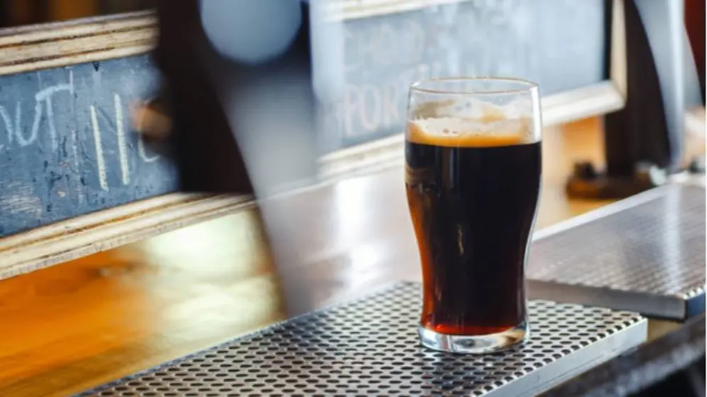 La cerveza artesanal tipo porter es oscura y tiene un sabor intenso