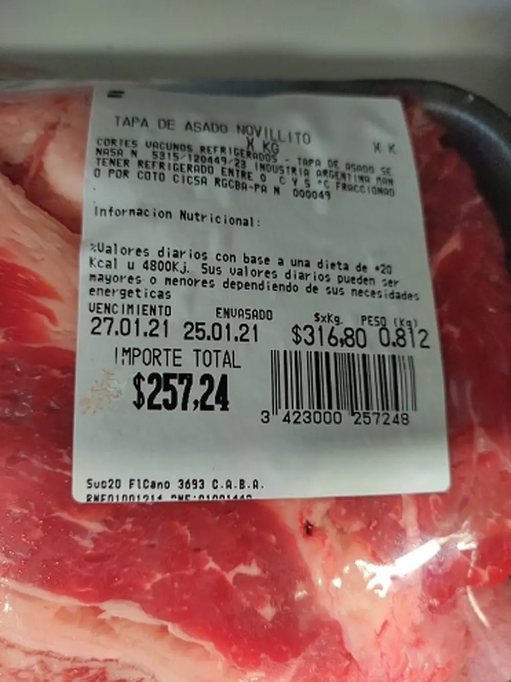 En Coto y Carrefour, por ejemplo, el roastbeef y la tapa de asado cuestan $316,80, un 25% y un 35% menos