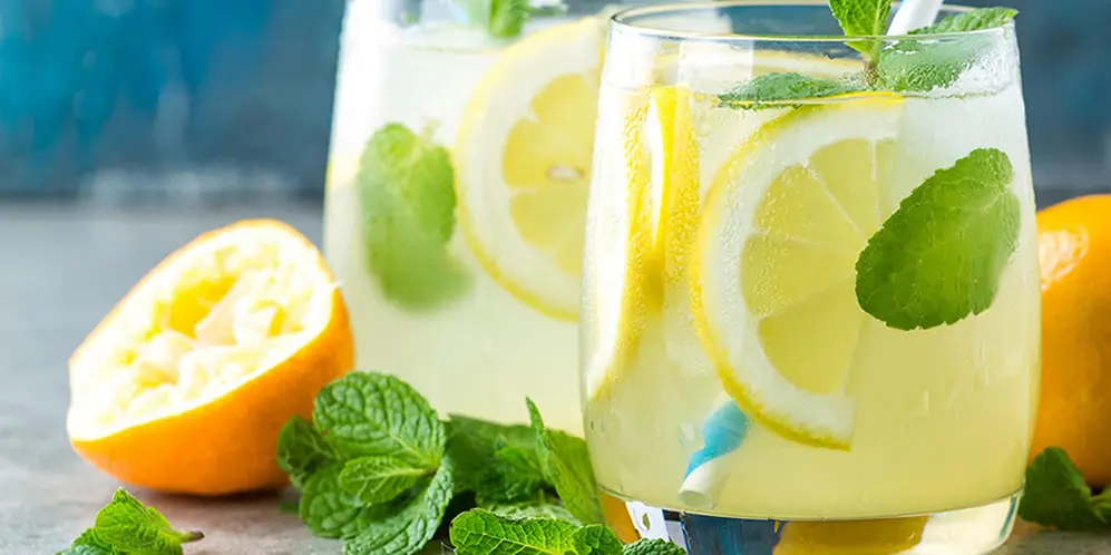 Para hacer tu limonada aún más refrescante sumale un par de hojas de menta