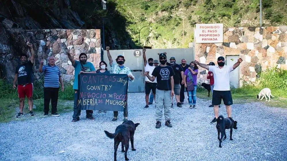 Reclamos de los habitantes para poder entrar a sus casas.