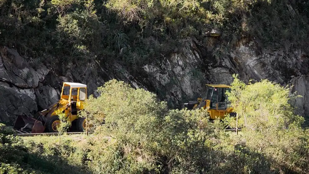 Las máquinas de Minera Mogote en pleno trabajo.