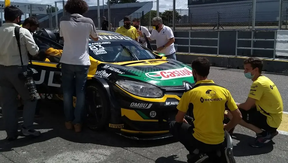 El equipo Renault en plena organización de las pruebas.