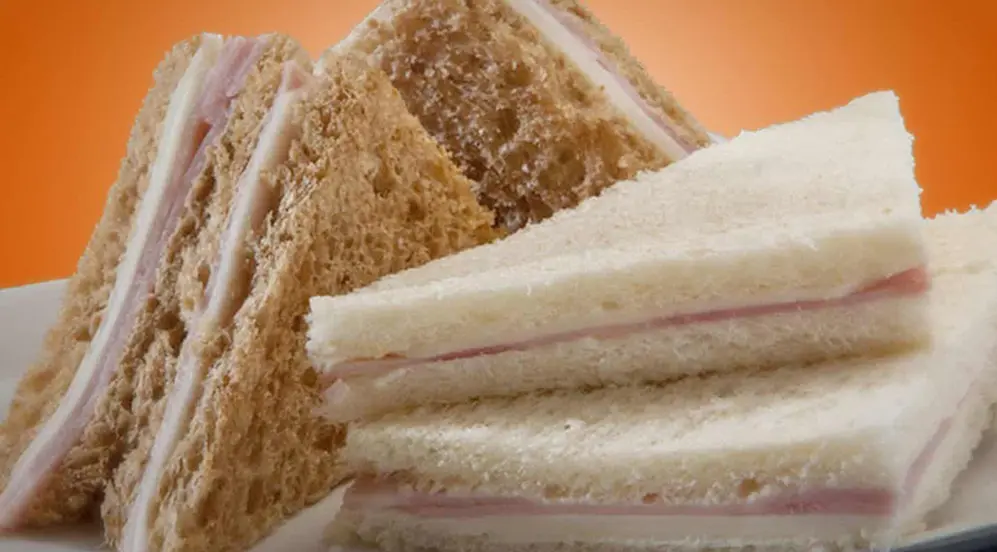 Una buena opción será cortar todos tus sádwiches de forma triangular para que queden iguales entre sí