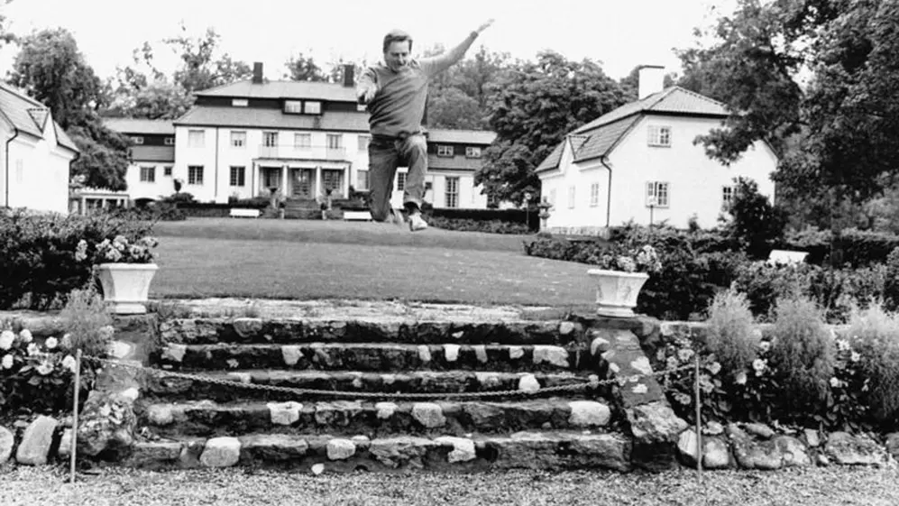 Olof Palme haciendo ejercicio en el jardín de su casa, en septiembre de 1973, un mes después del asalto al banco.