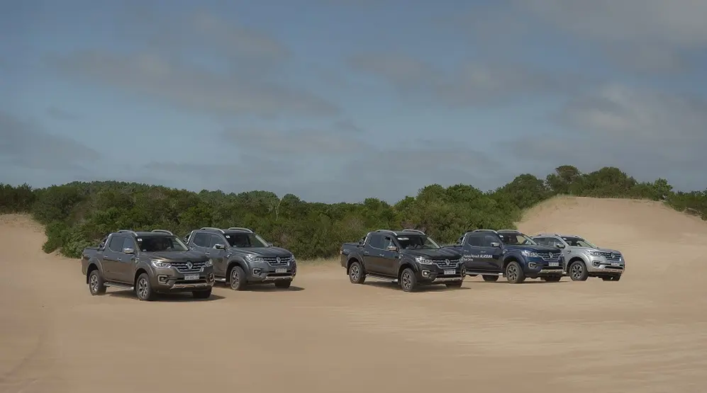 Las nuevas Renault Alaskan se prueban en los médanos.