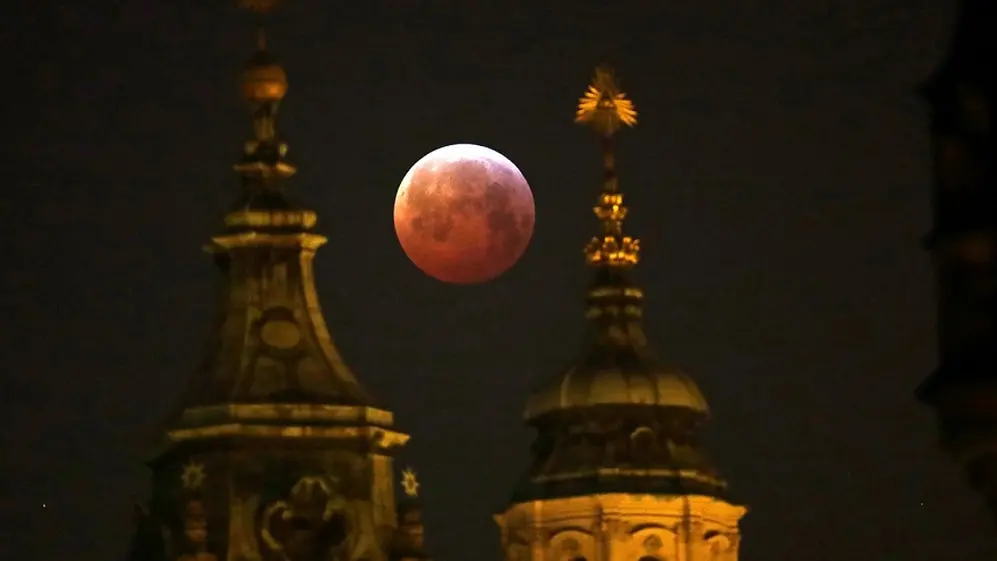 Así se ve la luna de fuego