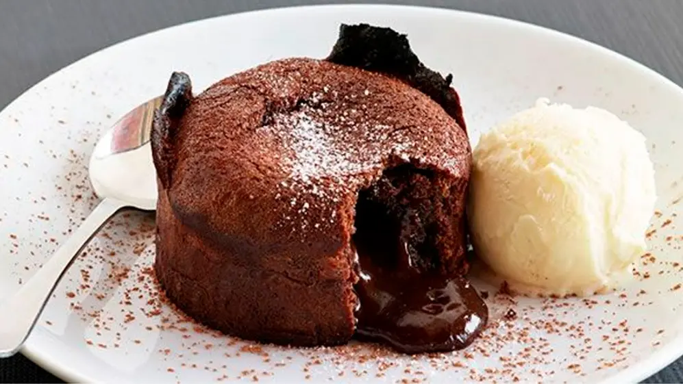 Una gran forma de acompañar el volcán de chocolate es con helado que contraste su alta temperatura con la que se lo sirve