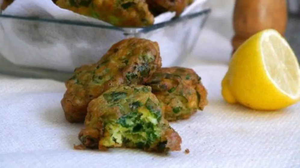 Los buñuelos de espinaca o acelga son una de las recetas clásicas de las abuelas