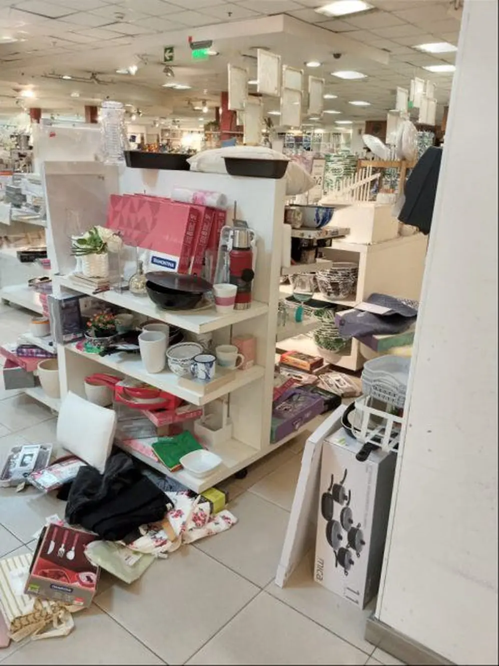 Clientes desesperados por las ofertas revolvieron las góndolas en Falabella