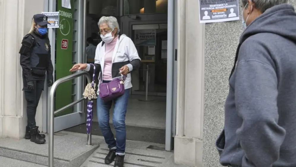 Bancos piden a sus clientes que eviten asistir a las sucursales para reducir el riesgo de contagio.