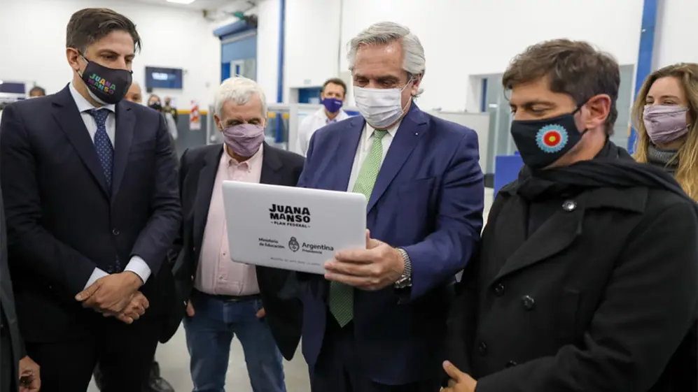 El presidente Alberto Fernández en su visita a la planta de BGH en Spegazzini. 