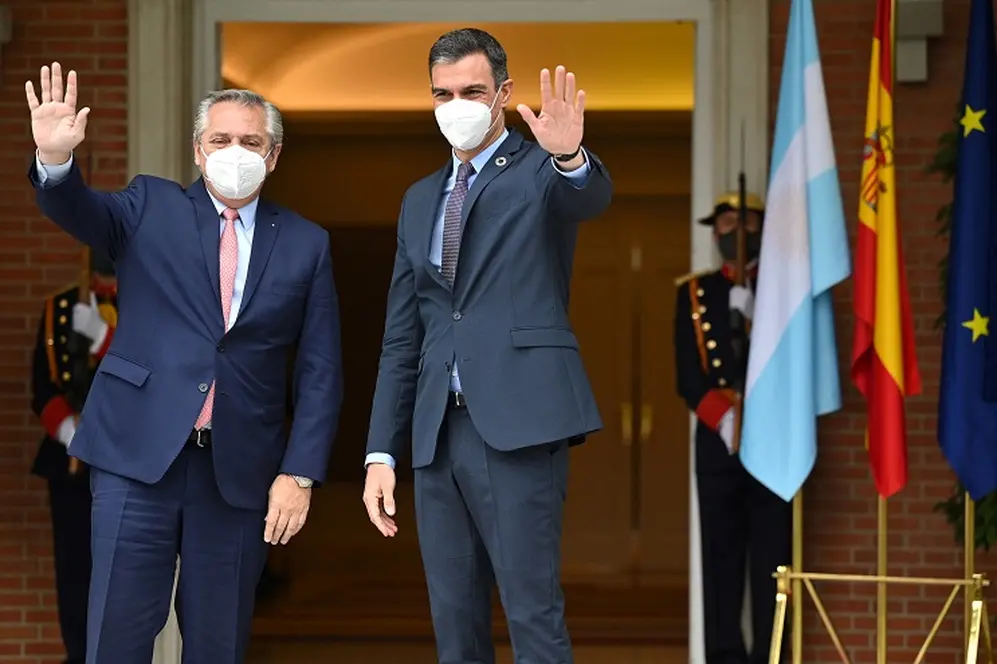 Durante su gira por Europa, el Presidente dio señales de querer restringir más aún las medidas actuales