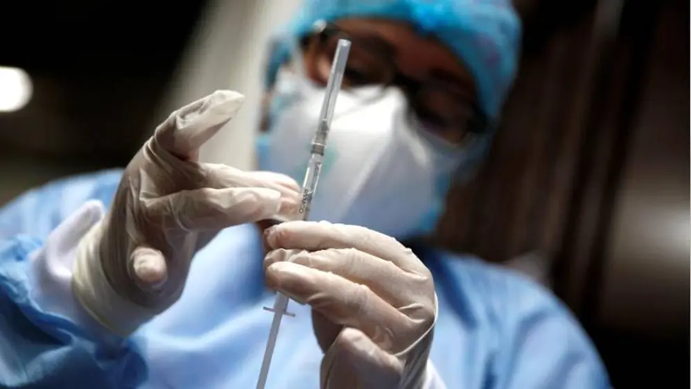 Falleció el primer hombre en ser inmunizado en el Reino Unido
