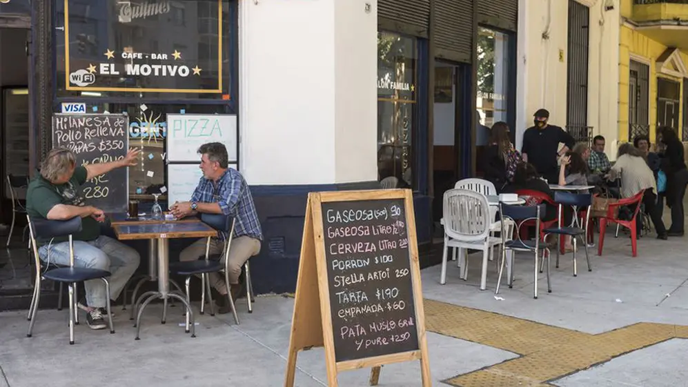 En la actualidad, en la Ciudad los bares y restaurantes solamente pueden atender en las mesas al aire libre