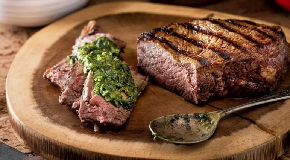 El chimichurri y la salsa criolla suelen acompañar los asados