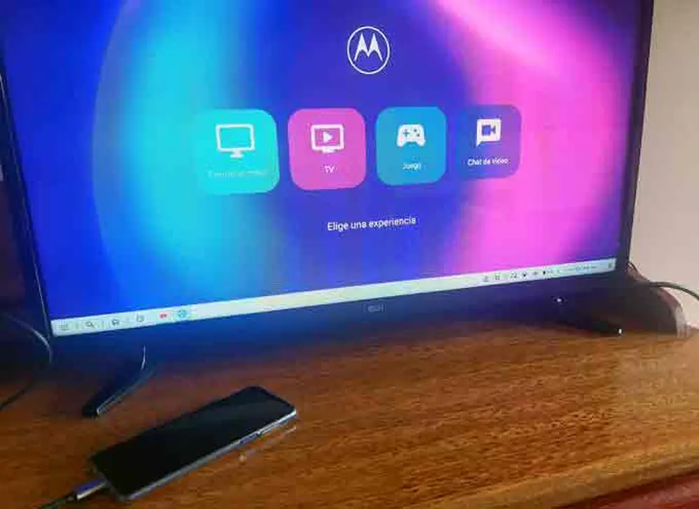 El Moto G100 conectado a un televisor.